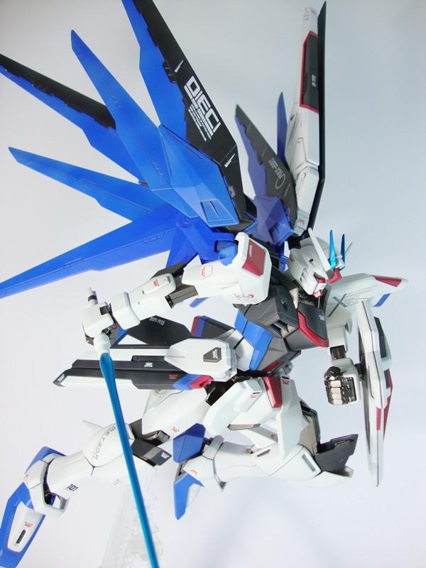 BANDAI Gundam ZGMF-X10A Freedom Gundam MG 1/100 Scale